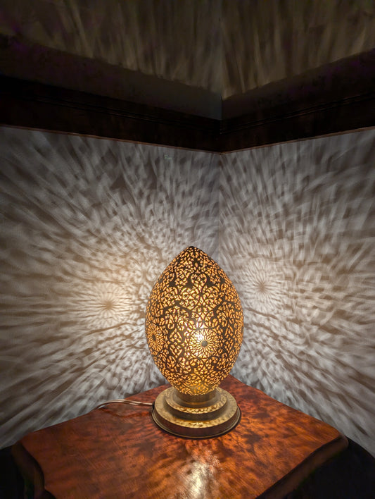Handmade brass-copper oval table lamp / Lampe de table ovale en laiton-cuivre faite à la main