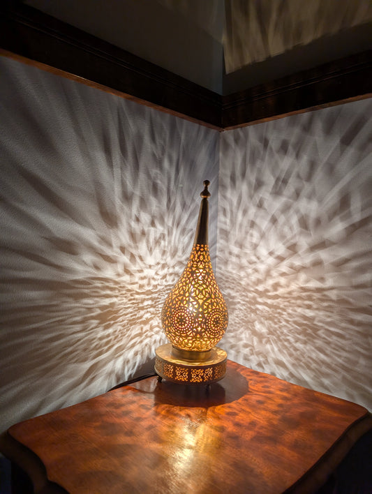 Handmade brass-copper drop table lamp with geometric shapes / Lampe de table artisanale forme goutte en cuivre avec des formes géométriques