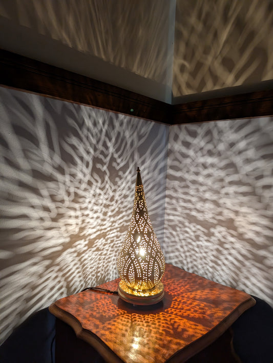 Handmade brass-copper drop-dotted table lamp / Lampe de table forme goutte en laiton faite à la main avec des trous sous forme de points