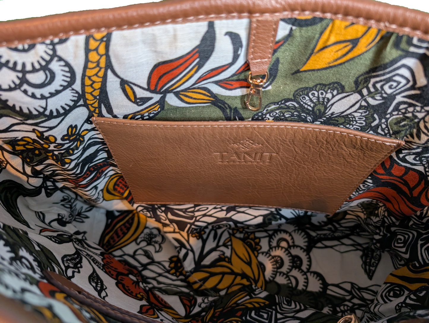Leather Tote with embroidery - brown / Sac fourre-tout en cuir avec tissage de tapis - brun