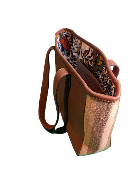 Leather Tote with embroidery - brown / Sac fourre-tout en cuir avec tissage de tapis - brun
