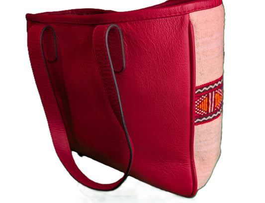 Leather Tote with embroidery - rouge / Sac fourre-tout en cuir avec tissage de tapis - red