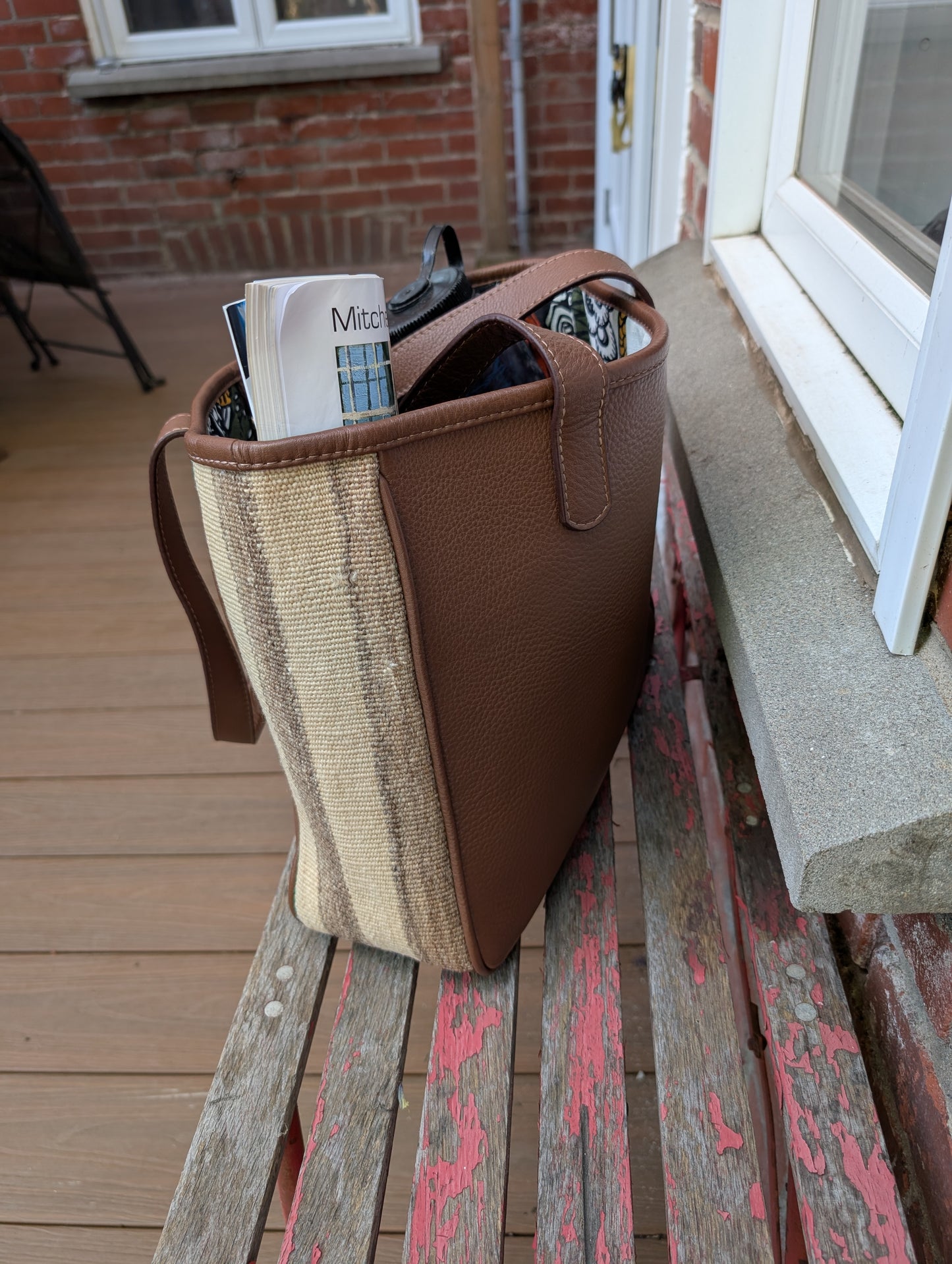 Leather Tote with embroidery - brown / Sac fourre-tout en cuir avec tissage de tapis - brun
