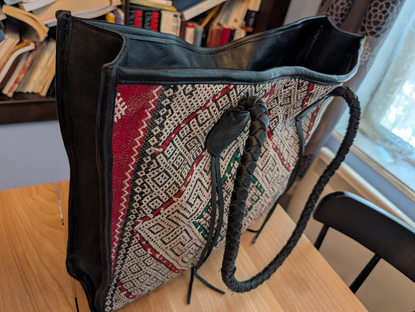 Embroidery Tote with leather - multi color / Cabas en tissage de tapis avec cuir - multi couleurs