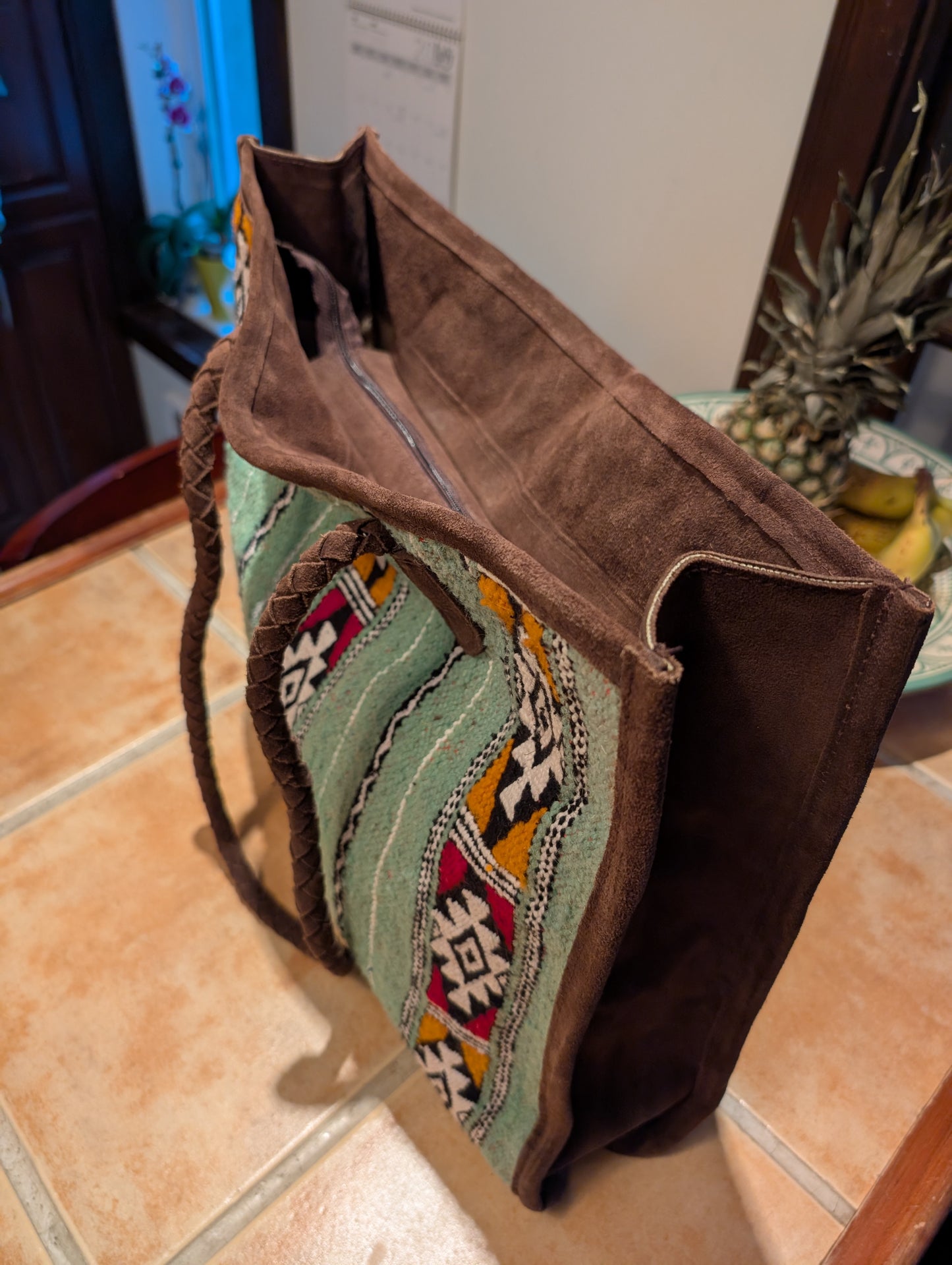 Embroidery Tote with suede - green / Cabas en tissage de tapis avec daim - vert