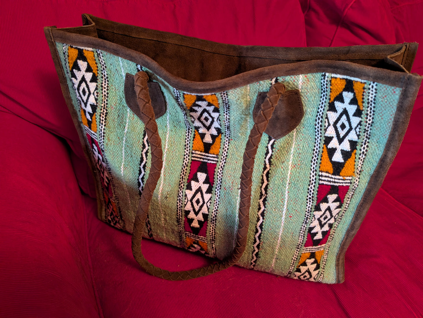 Embroidery Tote with suede - green / Cabas en tissage de tapis avec daim - vert