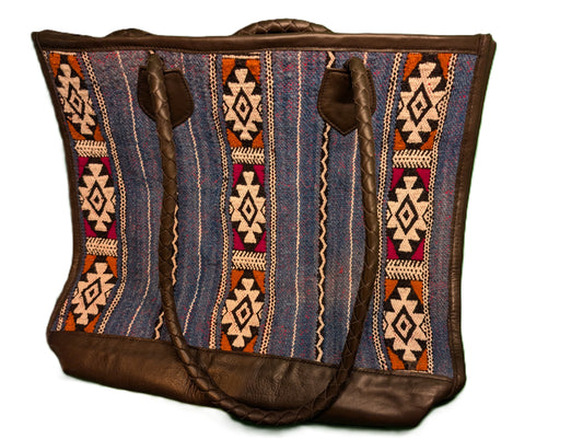 Embroidery Tote with leather - blue / Cabas en tissage de tapis avec cuir - bleu