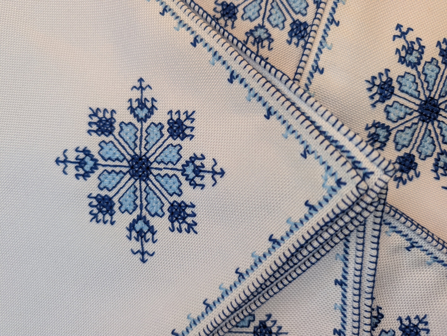 Napkins 6-pack Fassi Blue embroidery on White background / Serviettes en lot de 6, broderie Fassi Bleu sur fond Blanc