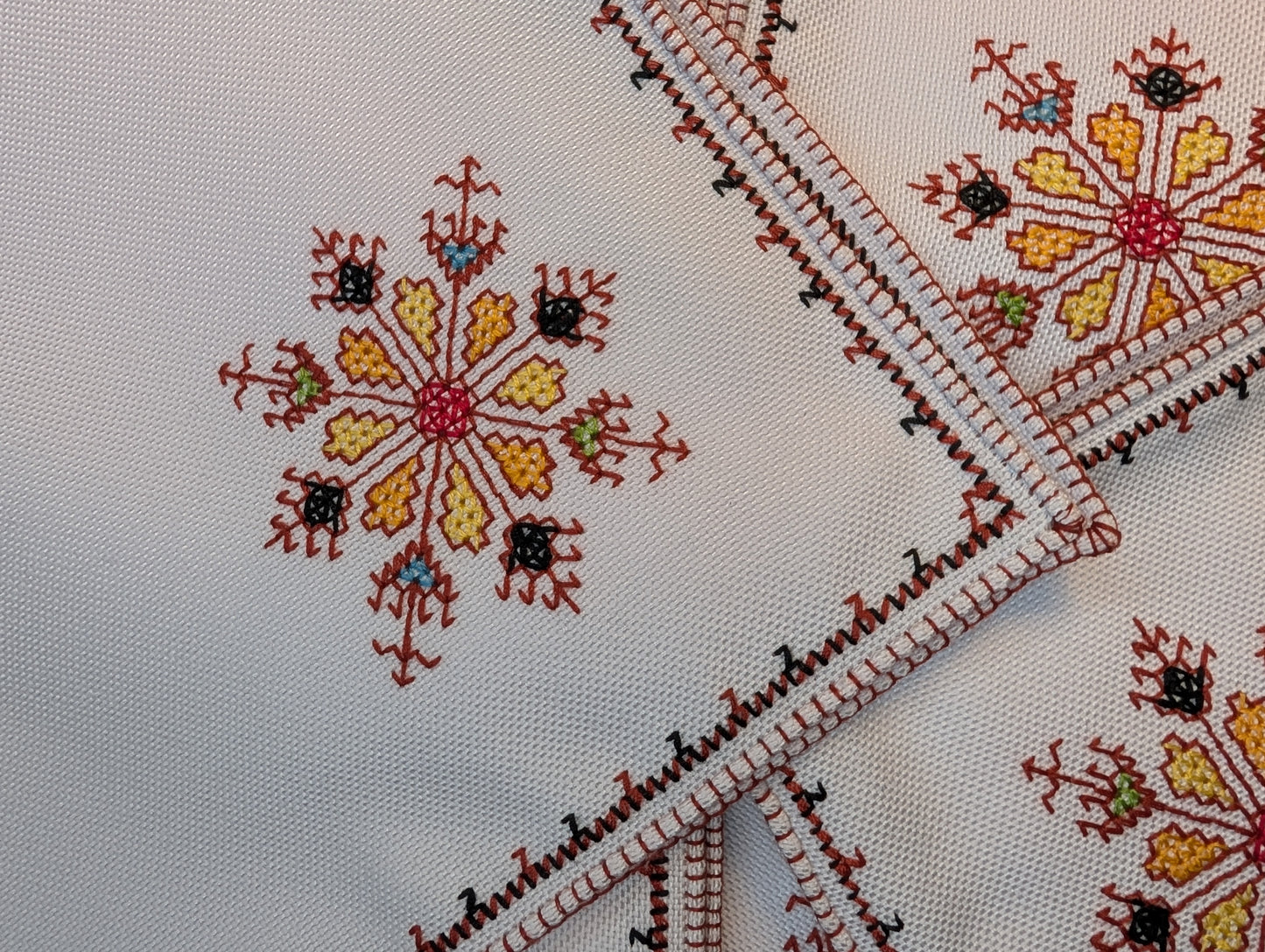 Napkins 6-pack Fassi Red-Orange-Brown embroidery on White background / Serviettes lot de 6, broderie Fassi Rouge-Orange-Brun sur fond Blanc