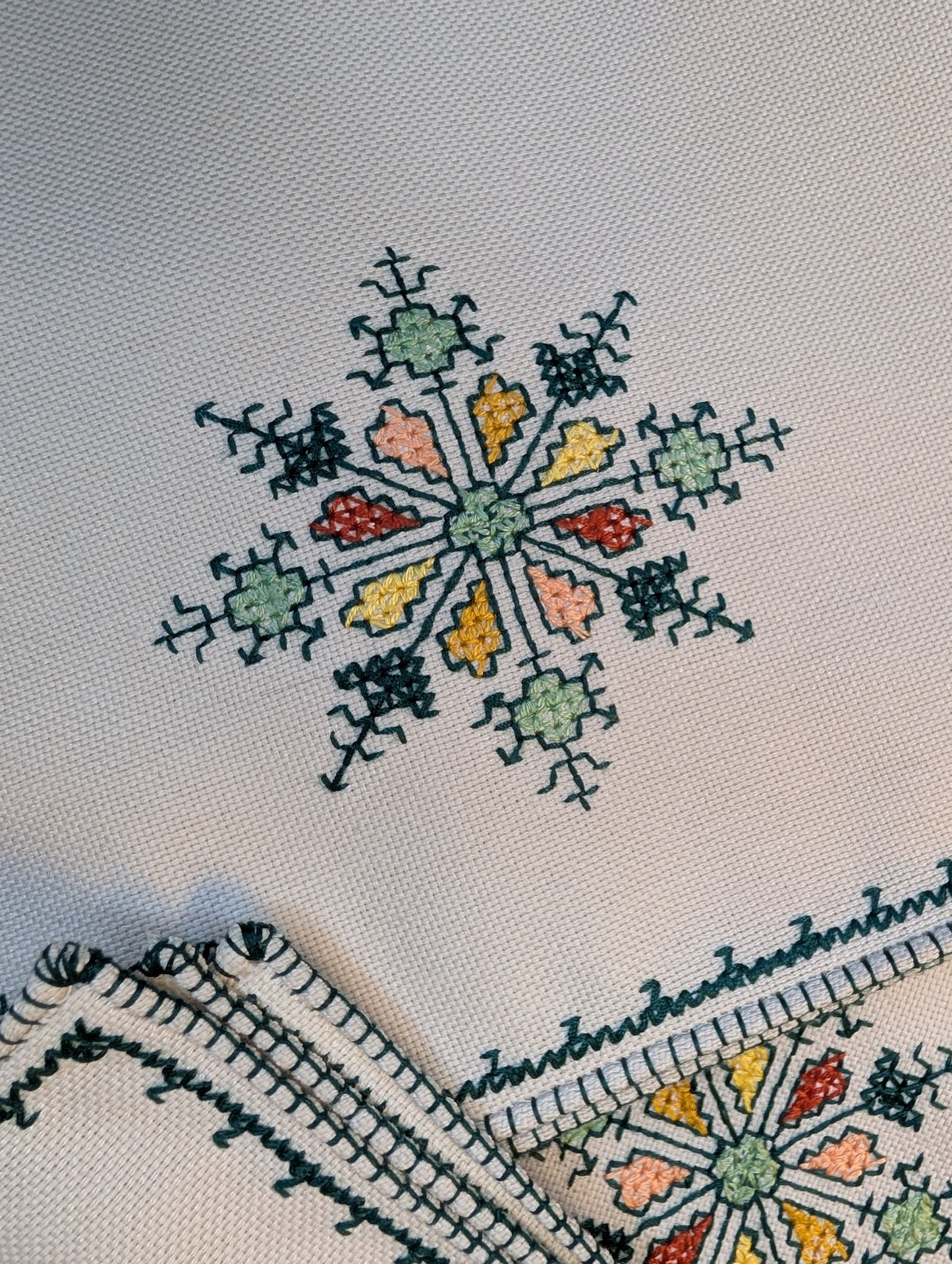 Napkins 6-pack Fassi Green-Orange-Yellow embroidery on Beige background / Serviettes lot de 6, broderie Fassi Vert-Orange-Jaune fond Beige