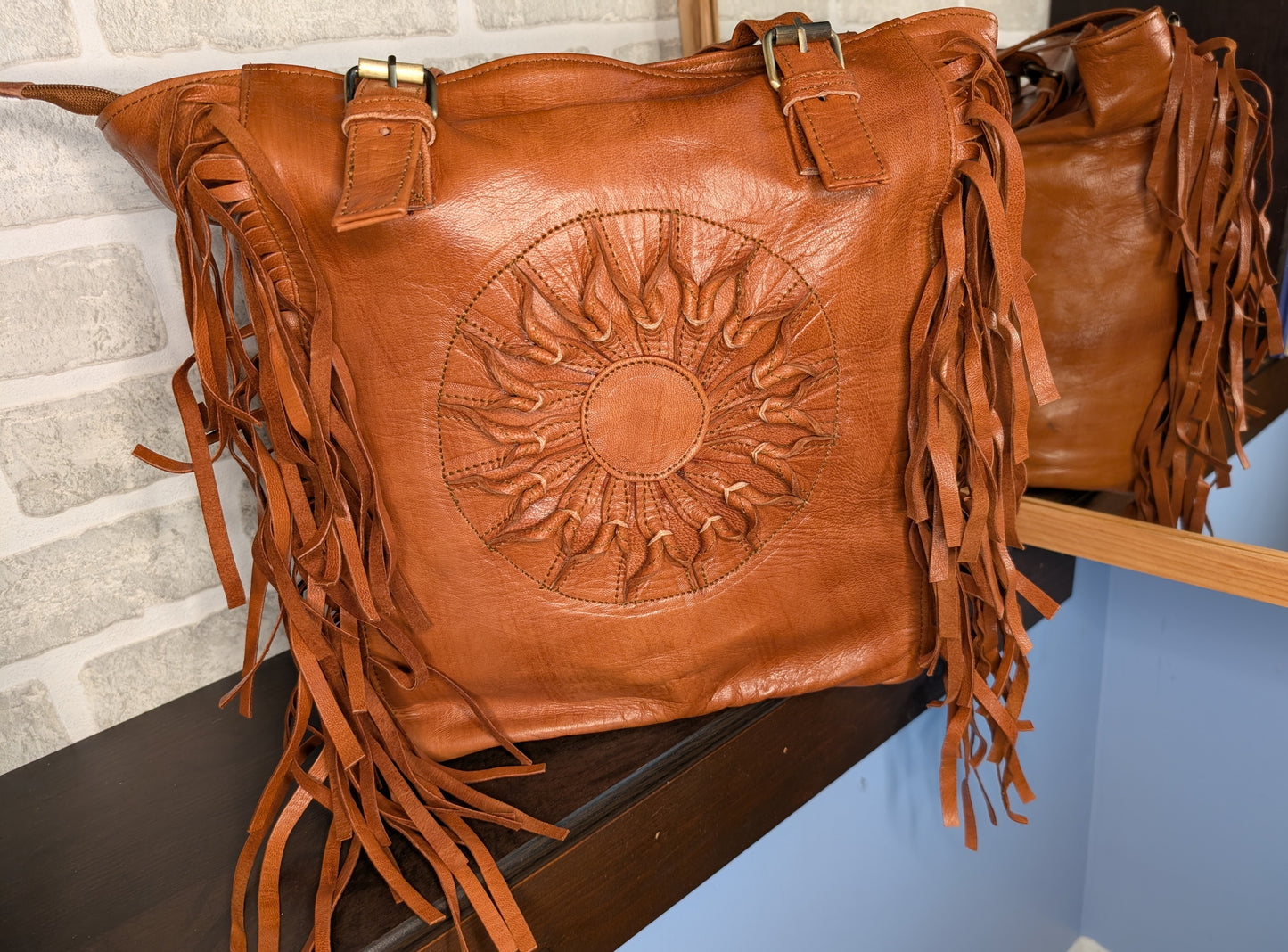 Fringed Leather Bag with embossed Sun shape / Sac à main a en cuir à franges, avec soleil en relief