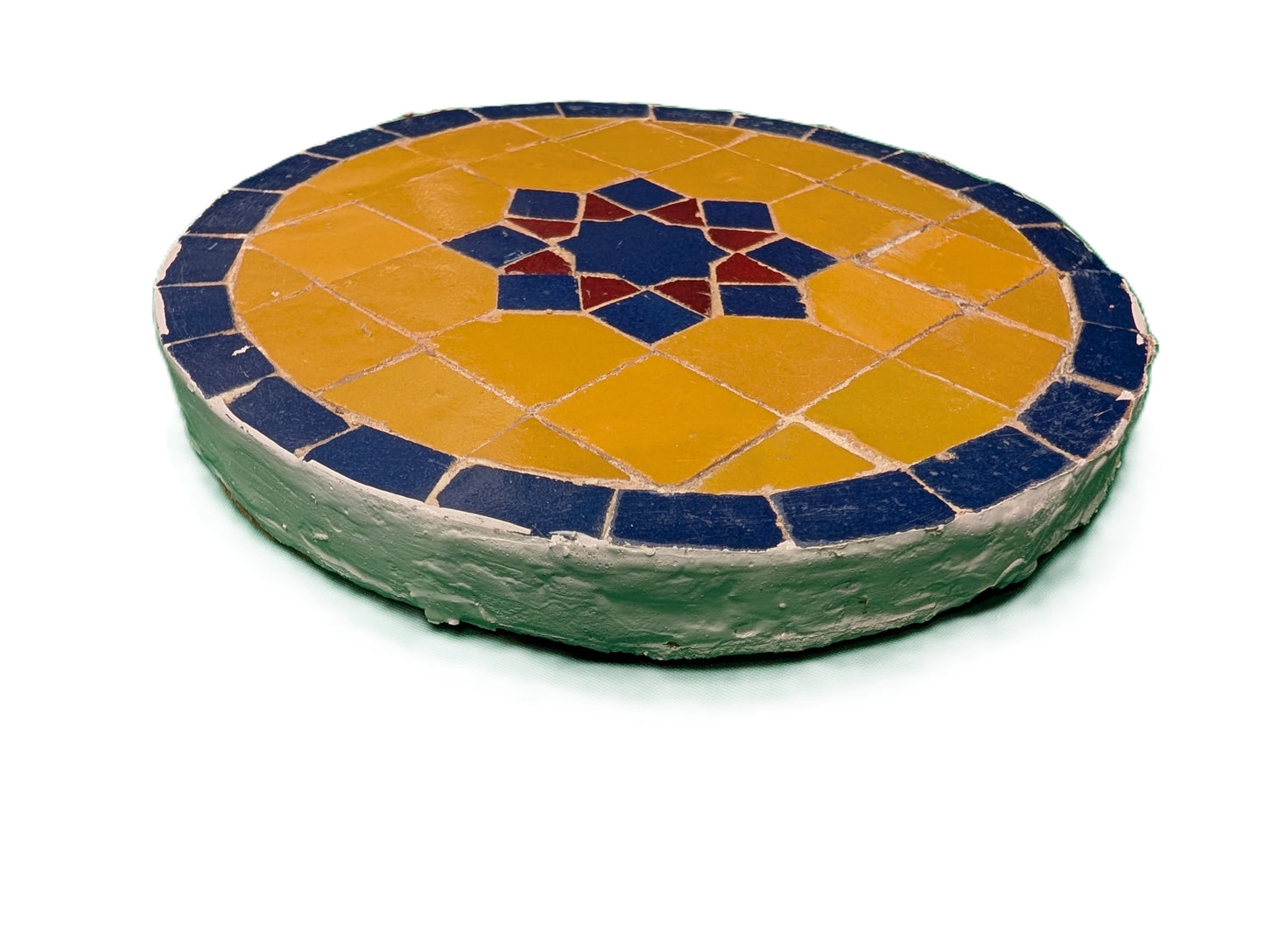 Round sample of Zellige octagonal Red-Blue shape Mustard-Blue background / Échantillon rond zellige octagonal Rouge-Bleue fond Bleu-Moutarde